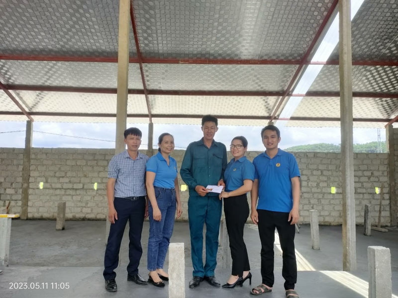 Hương Sơn: CĐCS xã Sơn Hàm động viên, trao quà đoàn viên có hoàn cảnh khó khăn xây dựng mô hình kinh tế